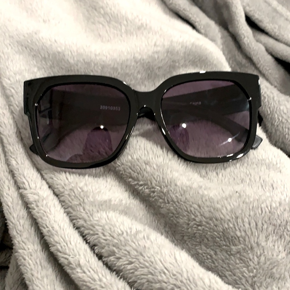 Black sunglasses - Picture 1 of 3